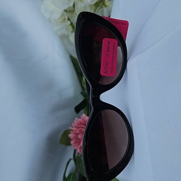 NWT BLACK BETSEY JOHNSON CAT EYE SUNGLASSES - Picture 2 of 4